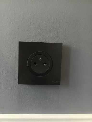 Pose d'appareillage noir mat pour un rendu esthétique haut de gamme à Saint Pierre la mer, Narbonne, CLIM ELEC SERVICE