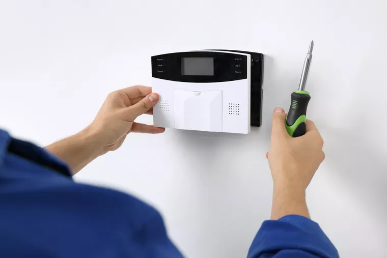 Installation d'interphone et alarme connectée à l'entrée d'une villa, Narbonne, CLIM ELEC SERVICE